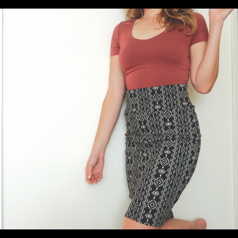 Stretchy patterned pencil skirt